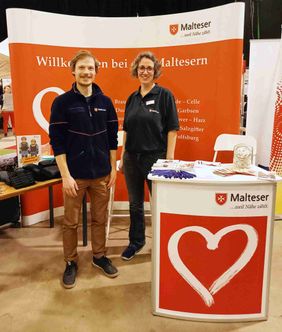 Julian Wundke und Anna-Magdalena Wisch am Stand der Malteser auf der Hannoverschen Freiwilligenbörse