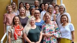 G16 neue Hospizhelfer*innen stehen auf einer Treppe für ein Gruppenfoto (Foto Martina Hermann).