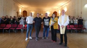 Viel Lob vom stellvertretenden Diözesangeschäftsführer Werner Kloiber (v.l.), Diözesanjugendreferentin und Hauptorganisatorin Anna Hoffmann, Schulsanitätsdienst-Verantwortlichen in Freudenhain Josef Duschl, Schulleiterin Studiendirektorin Heidi Dominik sowie vom Diözesanseelsorger und Diözesanjugendseelsorger Johannes B. Trum gab es bei der Begrüßung im Festsaal für das Engagement der Schulsanis.