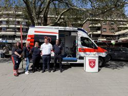 die beiden Stadtbeauftragten und drei ehrenamtliche Helfer stehen vor dem Herzenswunsch-Krankenwagen auf dem Spiel- und Sportwochenende in Oberhausen Strekrade
