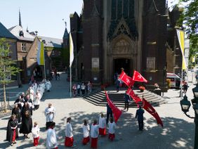 Einzug in die Marienbasilika zum Beginn der Wallfahrtsmesse. Foto: Sebastian Sehr