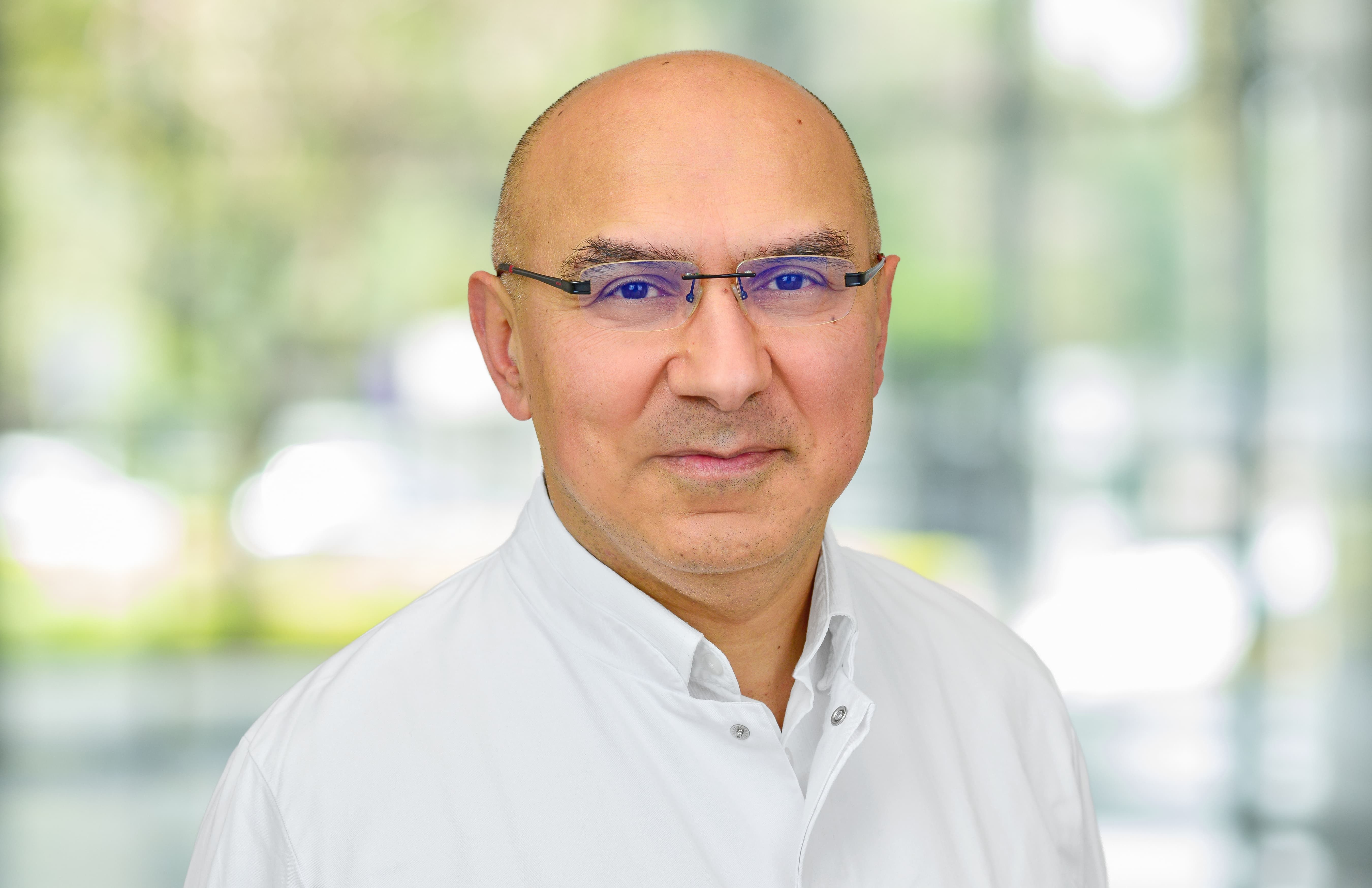 Porträt von Dr. med. Elvan Akin, Chefarzt der Klinik für Kardiologie und Rhythmologie.