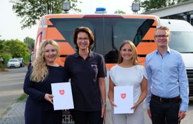 Christina Radke (li.) und Anne Kaeder (3.vl.) wurden berufen zu Leiterinnen des Besuch- und Begleitungsdienst „mobil & mittendrin“ in Erftstadt durch Alexandra Bonde, Diözesanoberin der Malteser im Erzbistum Köln (2.v.l.) mit Burk Holzhauer, Geschäftsführer der Malteser in Erftstadt (r.). 