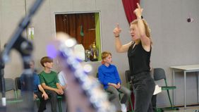 Chorleiterin Frau Neumann dirigiert ein letztes Mal ihre Chöre.