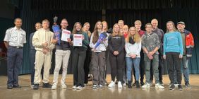 Die Schulsanis des Konrad-Adenauer-Gymnasium gemeinsam mit den Gratulanten: Friederich-Salah Farah, Ortsbeauftragter der Malteser in Meckenheim (links); Anna Klein, Diözesanreferentin Schulsanitätsdienst (2.v.l.); SSD-Leiter Florian Terzenbach (4. v.l.); Schulleiter Dirk Bahrouz (8. v.r.) und Rainer Peters, fachkundiger Ausbildungsleiter der Malteser (rechts). 