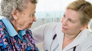 Eine Seniorin spricht mit einer ambulanten Pflegerin.