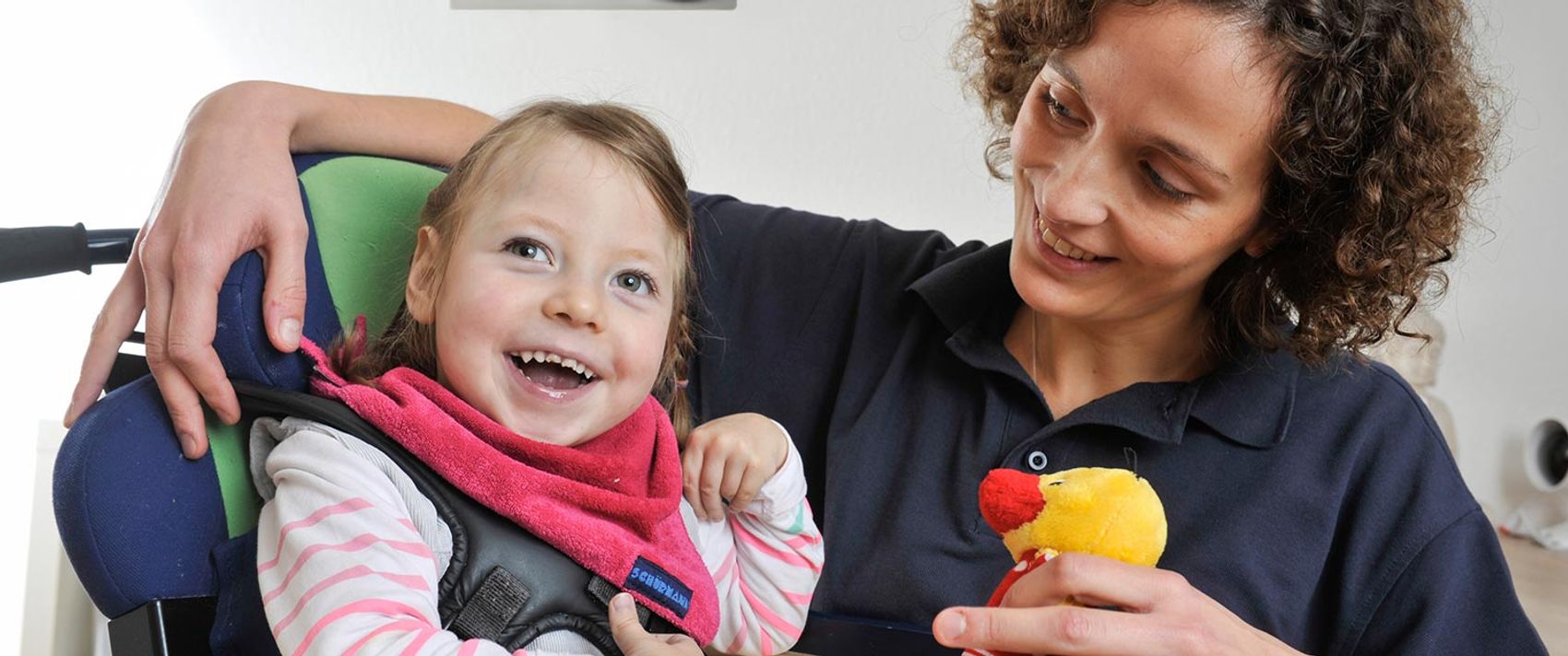 Eine Hospizbegleiterin mit einem lachenden Kind