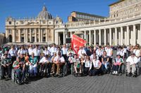 Gruppe Rollstuhlfahrer vor Petersdom in Rom