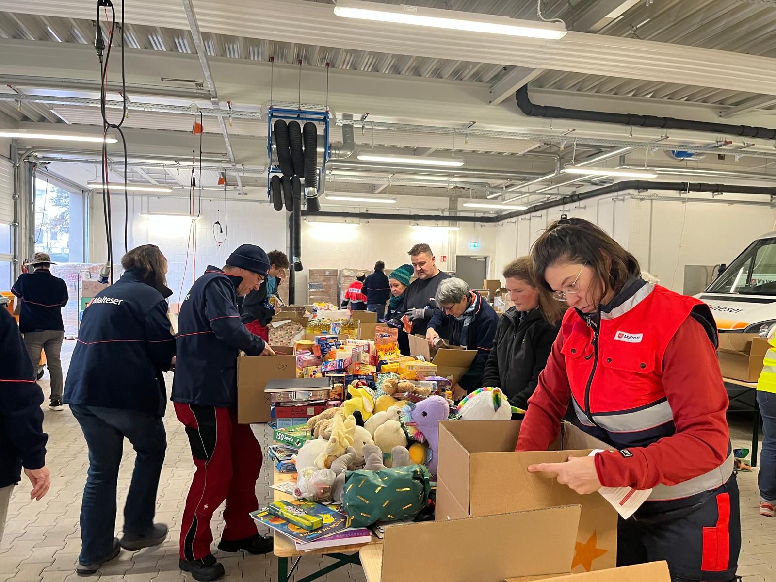 Menschen packen Lebensmittel in Pakete