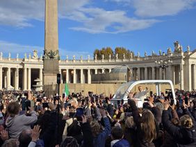Papst Leo XIV. begrüßt die jubelnden Menschen auf dem Petersplatz vom Papamobil (Foto: Malteser Homburg)