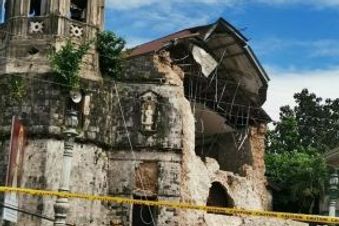 Ein Teil eines Gebäudes ist nach einem erdbeben abgebrochen. Foto: Order of MaltaPhilippines