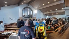 Frau Voll bei der Trauung ihrer Enkelin in der Kirche St. Otto in Bad Berneck