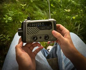 Ein Radiogerät, bei dem man mit Kurbeln den zum Betrieb erforderlichen Strom produzieren kann