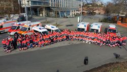 Das obligatorische Gruppenbild am Rhein vor Beginn des Einsatzes an Rosenmontag in Mainz. Foto: Kay Krumbein