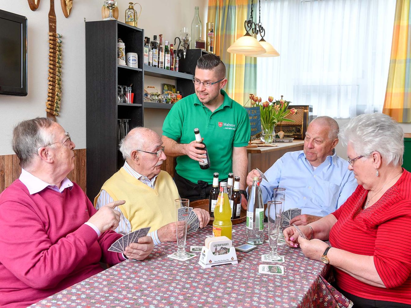 Bewohner verbringen zusammen den Tag in der Zeche Schänke