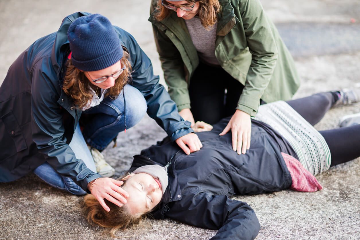 Erste Hilfe: Zwei junge Frauen kümmern sich um blutendes Unfallopfer