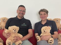 Daniel Zintl von "Hand in Hand" übergibt 40 Teddys an Gisela Panholzer vom Krisentinterventionsteam. 