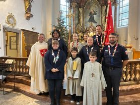 Diözesanseelsorger Pfarrer Michael Paul zusammen mit Ministranten und Bannerabordnung (Foto: Malteser Speyer)