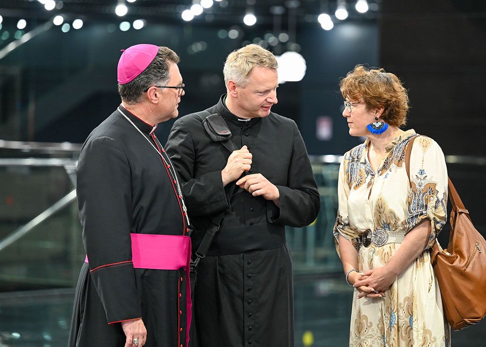Dr. Sophie Prinzessin zu Löwenstein im Gespräch mit Geistlichen bei der Ausstellungseröffnung in Astana.