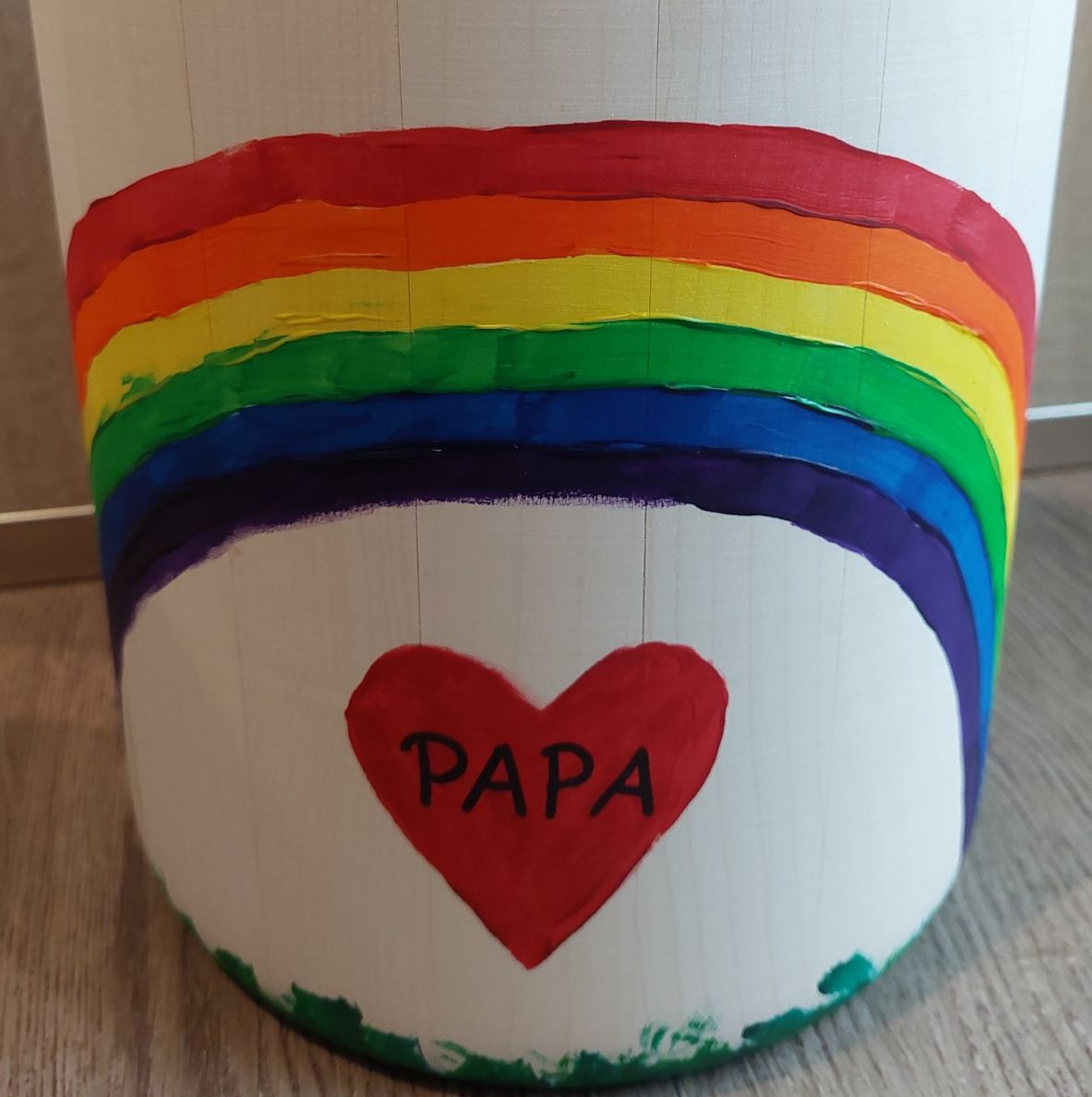 Bemalte Urne eines Elternteiles eines Kindes 