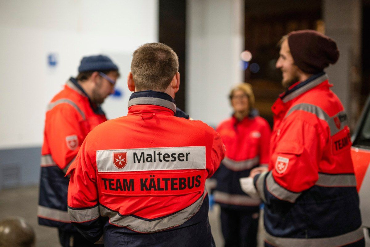 Vier Menschen in Einsatzkleidung der Malteser 