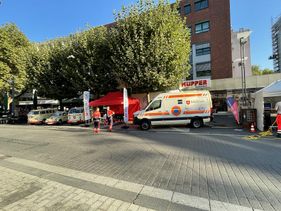 Der Stand der Malteser auf dem Sicherheitstag in Bochum mit dem neuen Krankentransportwagen und den drei alten Malteser Fahrzeugen 