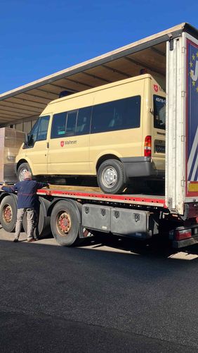 Ein Malteser Fahrzeug in einem LKW verladen