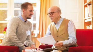 Malteser Patientenverfügung: Beratungsgespräch zwischen einem jüngeren und einem älteren Mann.