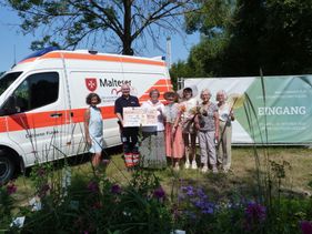 Mit einigem Stolz überreichten die Vertreterinnen der Klöppelrunde Petersberg (von rechts) Gerlinde Lehmann, Roswitha Jökel, Beate Kullmann, Petra Klüh und Edda Ossenbühl den Scheck über 1.100 Euro an Karin Uffelmann und Rainer Völlinger (links), Rettungsassistent und Ehrenamtlicher im Herzenswunsch Krankenwagen, vom Malteser Hilfsdienst. Foto: LGS