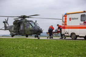 MIt einem Bundeswehrhubschrauber werden Patienten ausgeflogen. Foto: Häfner/Malteser 