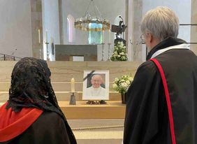 Malteser beim Gedenkgottesdienst für Papst Franziskus in Hildesheim