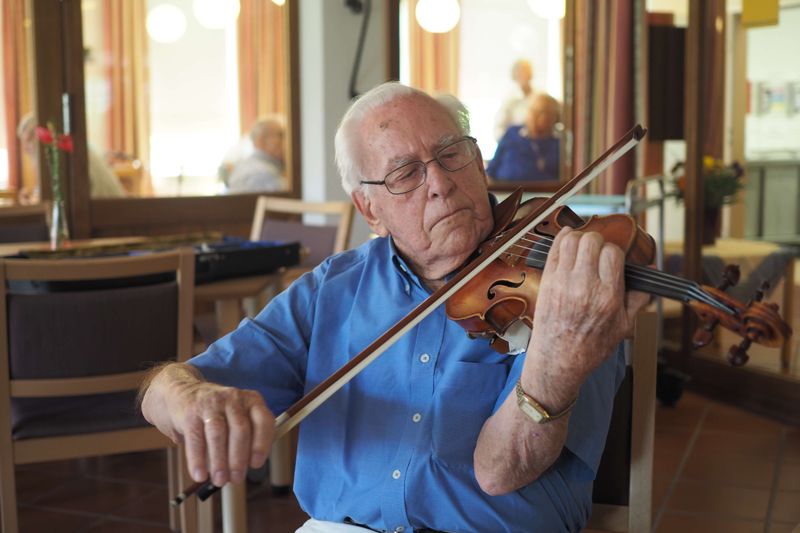 Professor Valdemar Prukner spielt Geige.