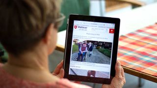 Frau schaut sich das Online-Magazin "dabei" an.nline-Magazin dabei