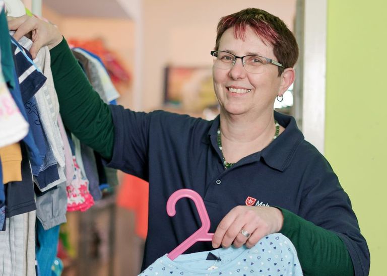 Bild mit Nicole Reichert, die im Malteser Stübchen der Magdeburger Malteser in Oschersleben ihre Berufung gefunden hat.
