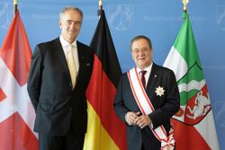 NRW-Ministerpräsident und CDU-Kanzlerkandidat Armin Laschet erhält das Großkreuz des Malteserordens "Pro Merito Melitensi" aus der Hand des Präsidenten der Deutschen Assoziation des Souveränen Malteserordens, Dr. Erich Prinz von Lobkowicz (l.). (Foto: Thomas Wunsch/Malteser)