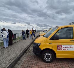 Gelbe VW-Transporter an der Wilhelmshavener Promenade