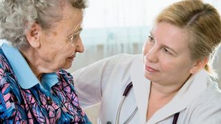 Eine Seniorin spricht mit einer ambulanten Pflegerin.