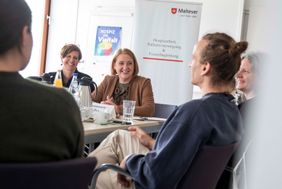 Malteser-Mitarbeitende im Gespräch mit Bundesfamilienministerin Lisa Paus.