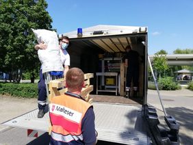 Malteser transportieren Brötchen und Verpflegung für Helfende und Betroffene.