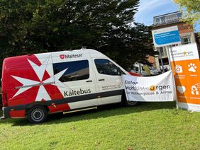 11. Kieler Wohlfühlmorgen in der Kieler Gelehrtenschule: Der bekannte Kältebus stand zur Begrüßung der Besuchenden vor der Schule.