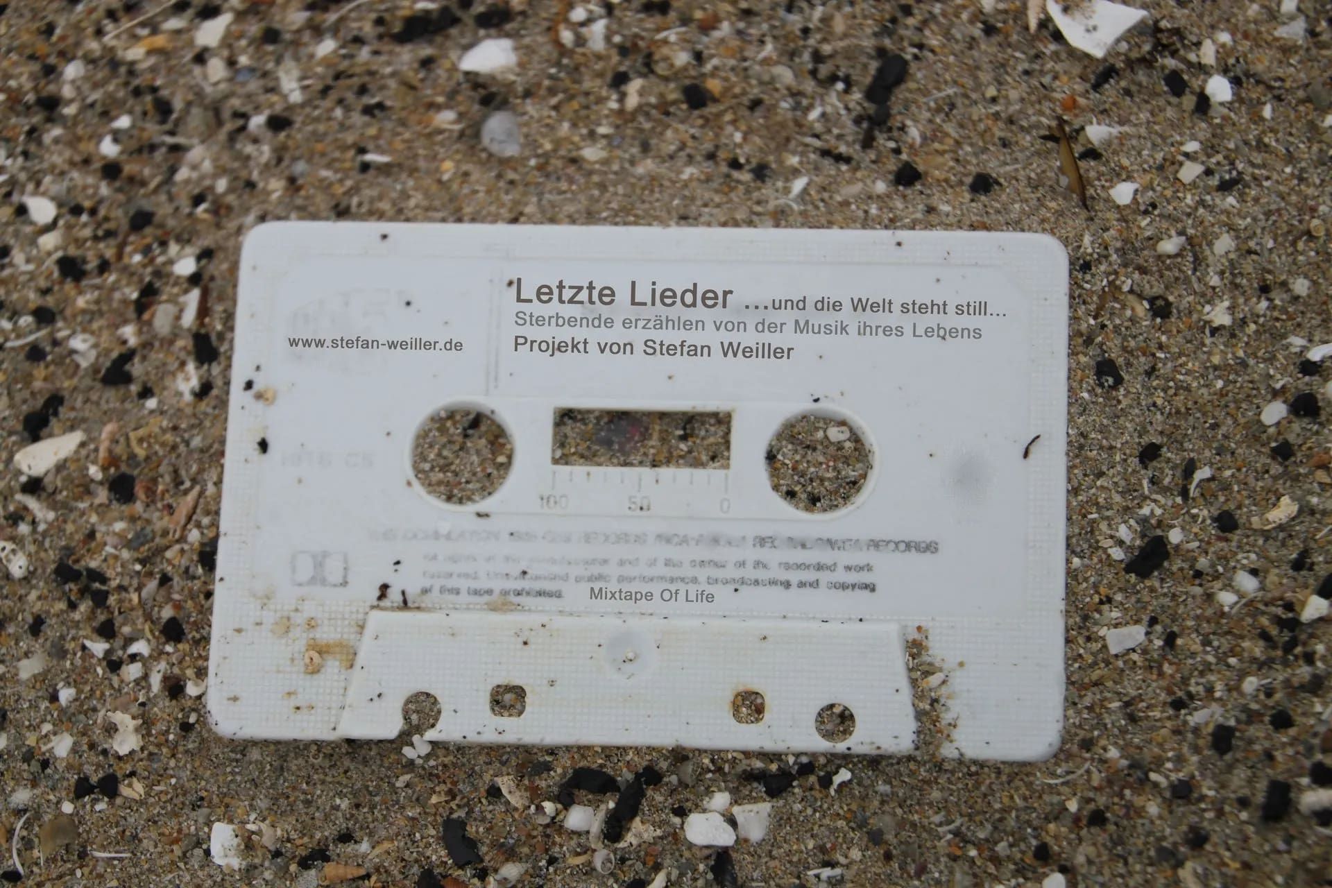 Eine alte Kassette im Sand
