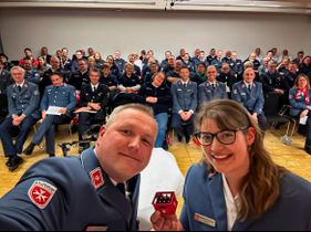 Nadine Kaufmann und Kai Sattler vor der Festgemeinde