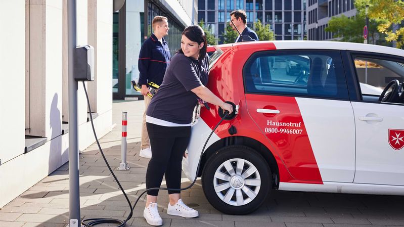 Ein Kleinwagen des Malteser Hilfsdienstes auf einem Parkplatz
