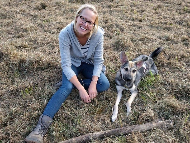 Jeanet mit ihrer Hündin Fini