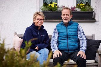 Ein Mann und eine Frau sitzen auf einer Bank. Foto: Kirchner/Malteser