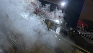 Dampf steigt über einem Kochfeld des Verpflegungsanhängers auf 