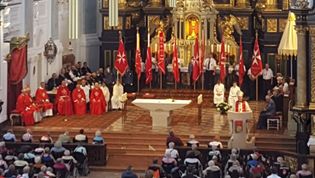 Kircheninneres mit vielen Maltesern