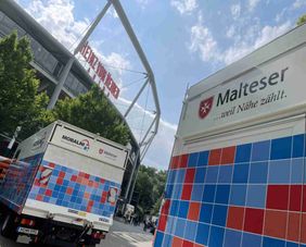 MOBALNI Anhänger vor der Heinz von Heiden Arena