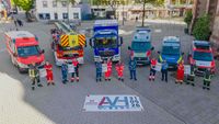 Fahrzeug und Personenaufstellung der Hilfsorganisationen