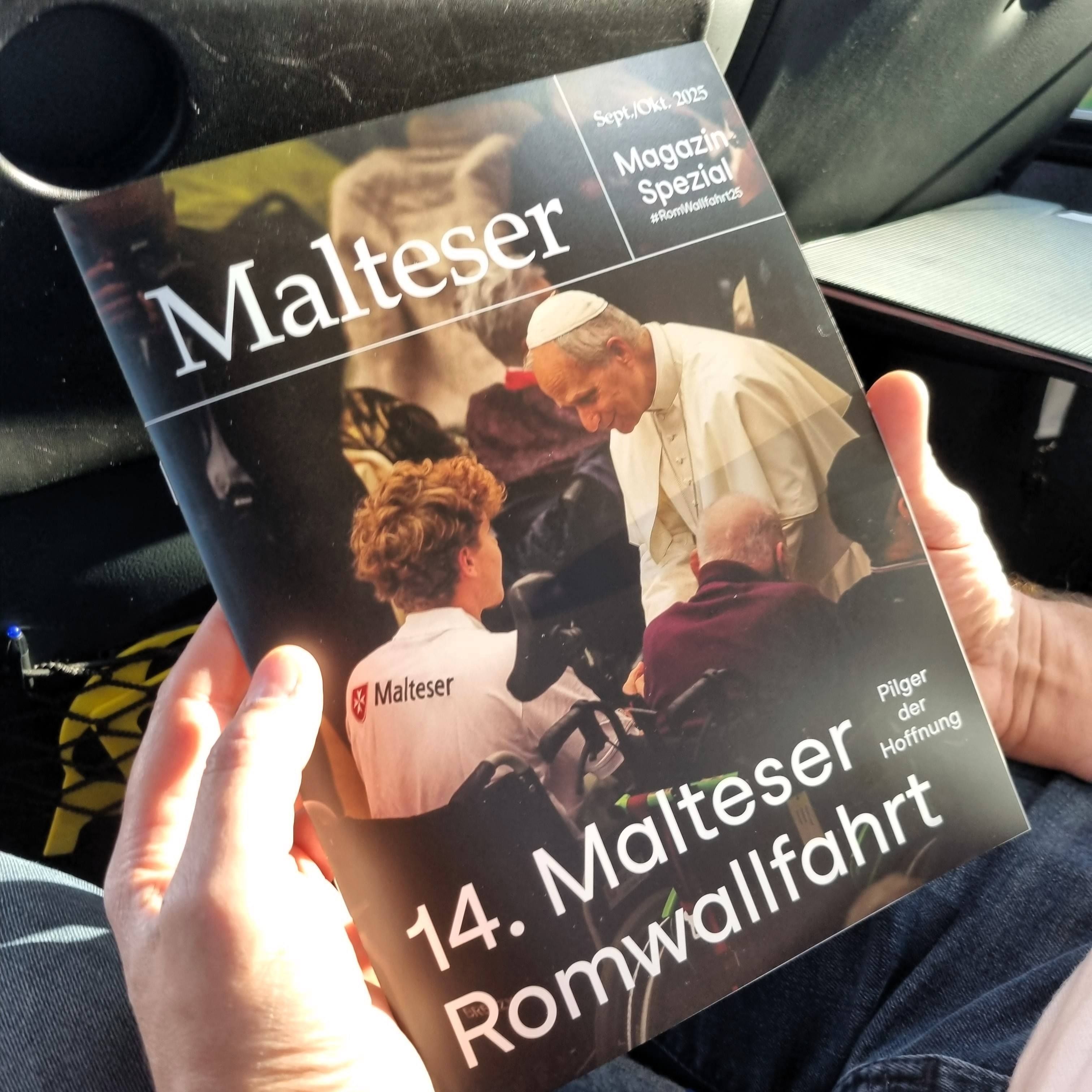 Zeitschrift mit Titel 'Malteser' und Foto von Papst Franziskus, der mit einer Person im Rollstuhl spricht, Überschrift '14. Malteser Romwallfahrt'.